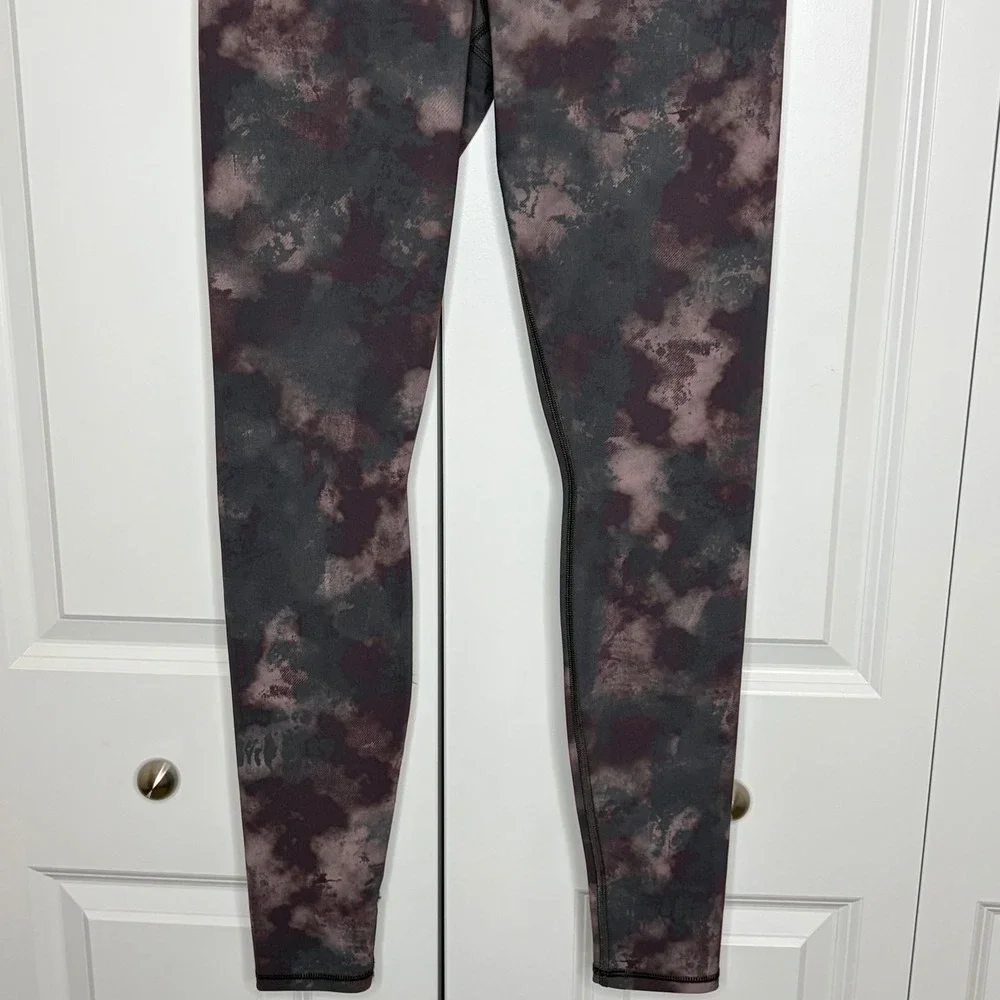 Alo Yoga High Waist Airlift Leggings Tear Away Print Medium Purple Black